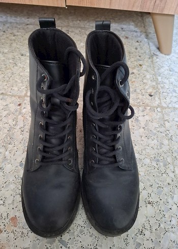 Siyah Deri Punk Tarzı Topuklu Kadın Botları