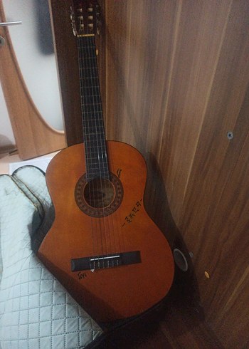 Parlak kahverengi klasik gitar
