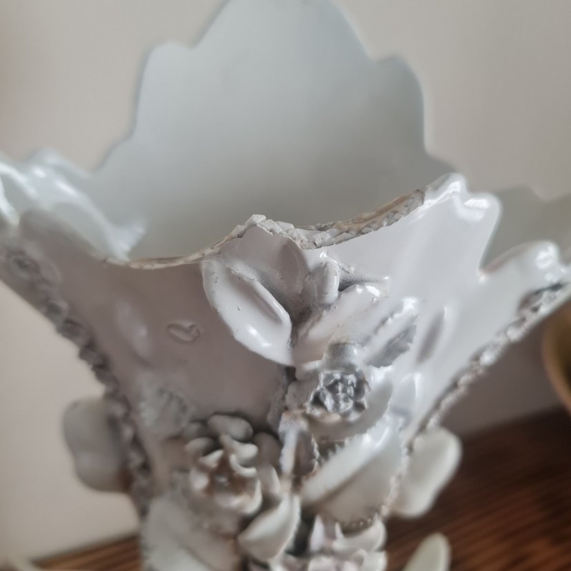Fransız antika Çiçek Detaylı Beyaz Gri sari varaklı Seramik Vazo - Görsel 3