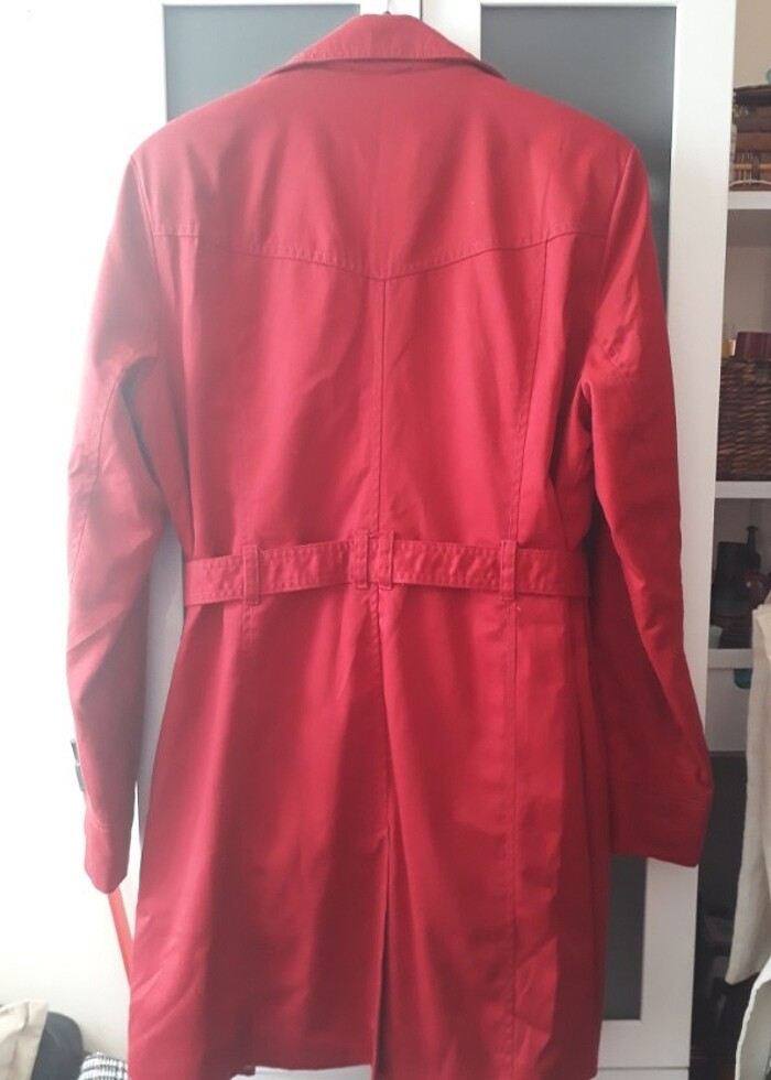 Kırmızı trençkot - Görsel 2