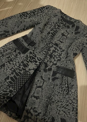 Yılan Desenli Gri Kadın Uzun Kaban - Görsel 3