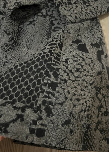 Yılan Desenli Gri Kadın Uzun Kaban - Görsel 7