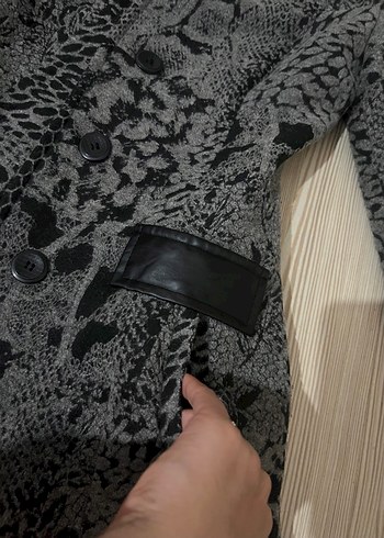 Yılan Desenli Gri Kadın Uzun Kaban - Görsel 2