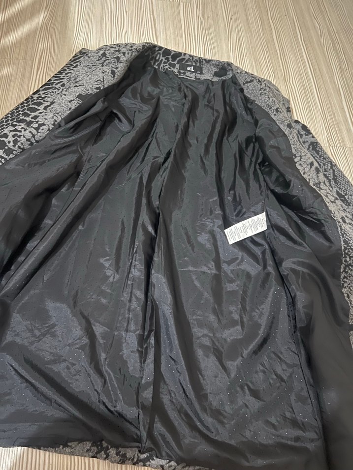 Yılan Desenli Gri Kadın Uzun Kaban - Görsel 5