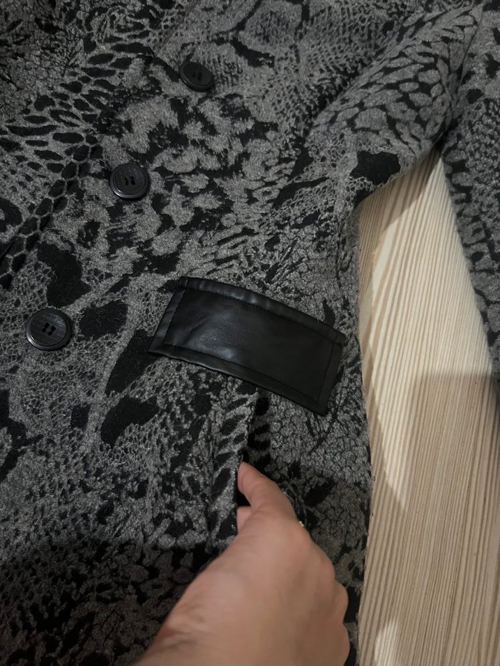 Yılan Desenli Gri Kadın Uzun Kaban - Görsel 2