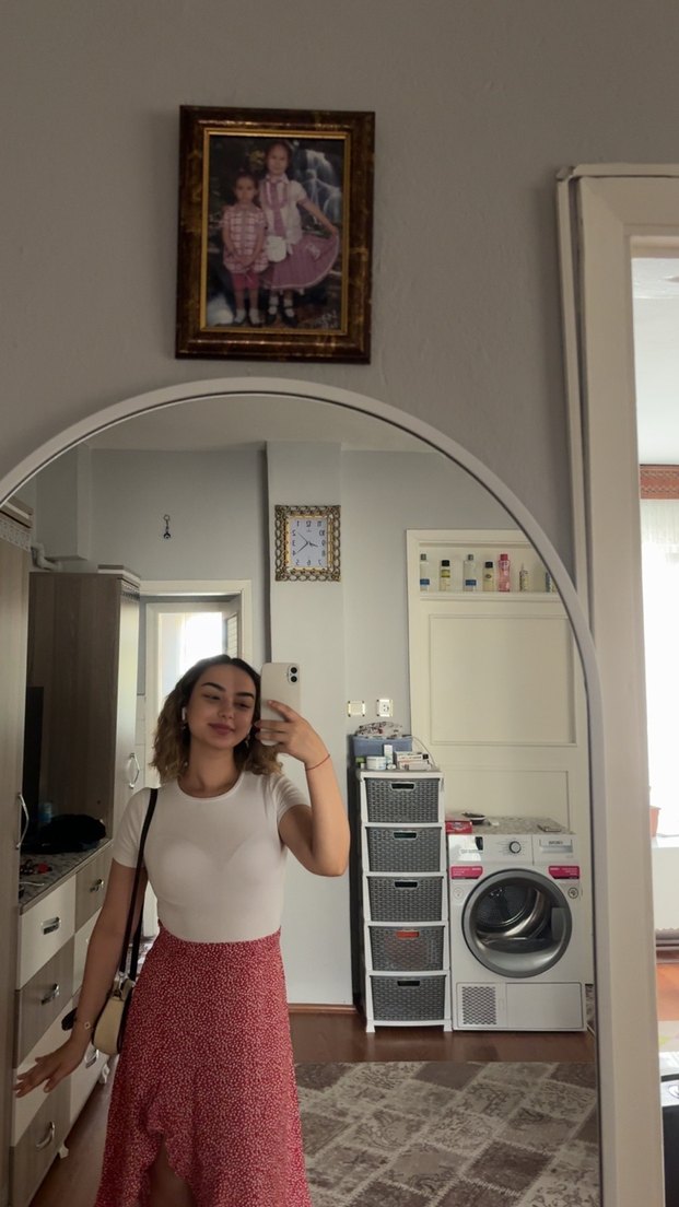 Kırmızı Etek - Görsel 4