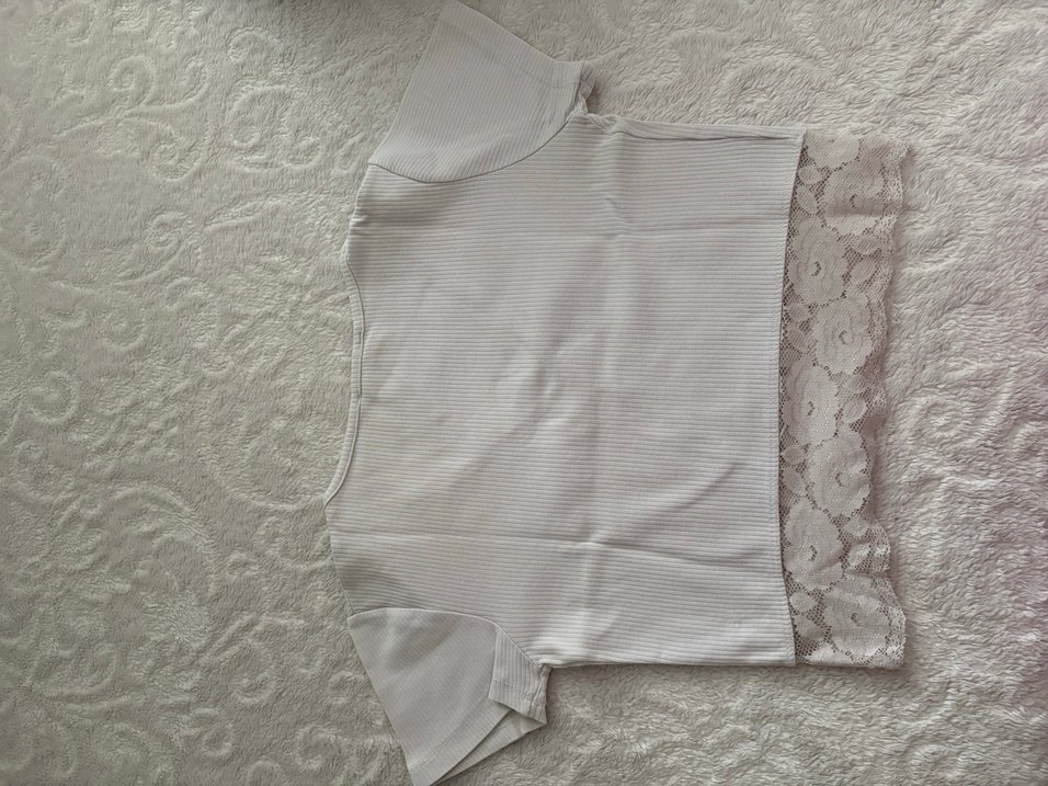 V Yaka Beyaz Kısa Crop Top - Görsel 2