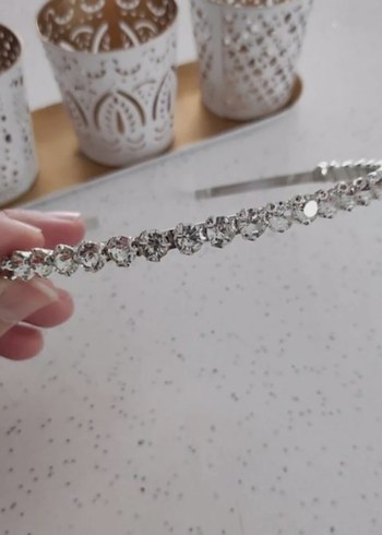 Gri Parlak Metal Taç beyoğlu taşlı şık tasarım