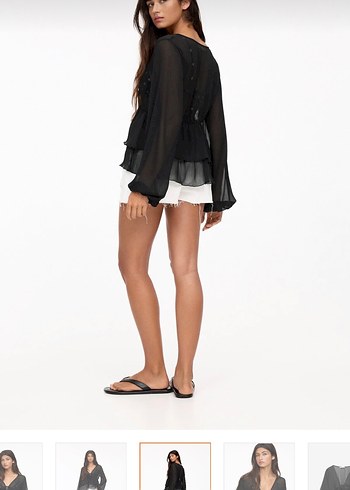 Pull & Bear Siyah V Yakalı Fırfırlı Mini Bluz - Görsel 3