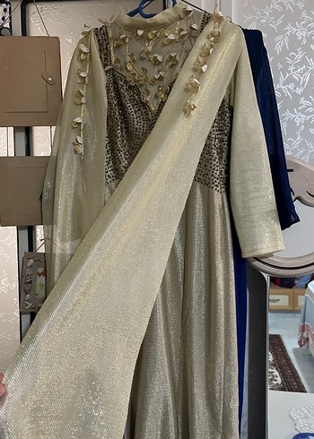 Drapeli Uzun Parlak Altın Kadın Abiye - Görsel 3