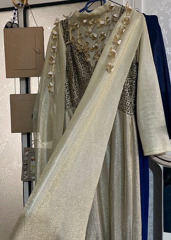 Drapeli Uzun Parlak Altın Kadın Abiye - Görsel 4