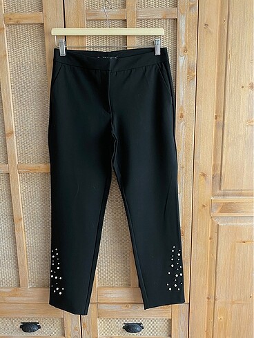 Zara Siyah Boncuklu Pantolon
