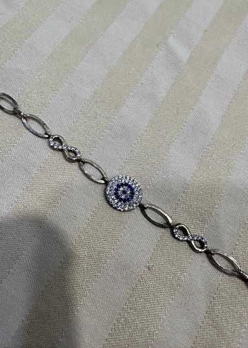 Zincir Detaylı Mavi Nakışlı Bileklik