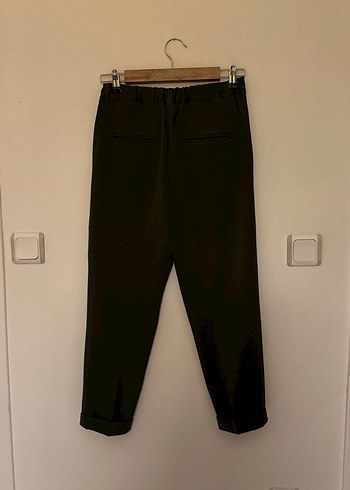 Kadın Koyu Yeşil Kumaş Pilili Midi Havuç Kesim Kumaş Pantolon - Görsel 3