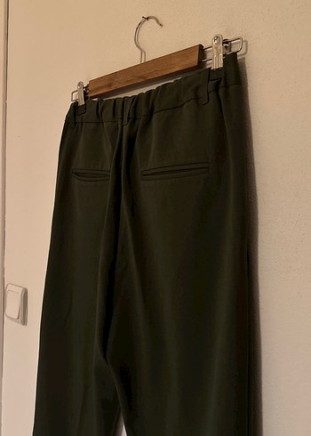 Kadın Koyu Yeşil Kumaş Pilili Midi Havuç Kesim Kumaş Pantolon - Görsel 4