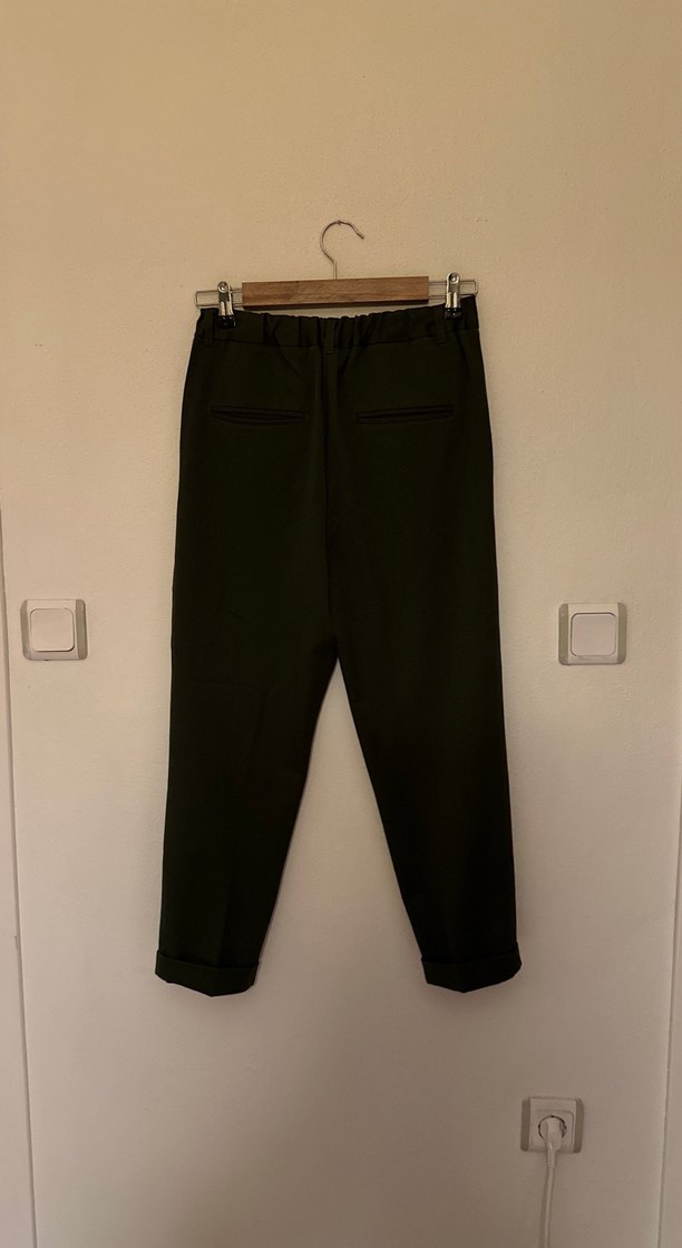 Kadın Koyu Yeşil Kumaş Pilili Midi Havuç Kesim Kumaş Pantolon - Görsel 3