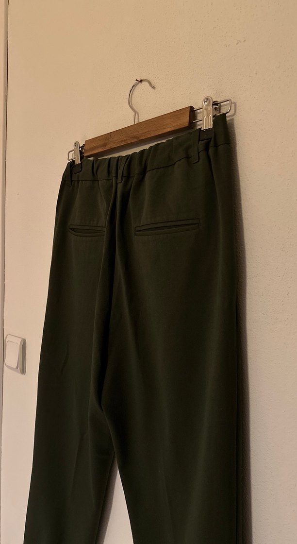 Kadın Koyu Yeşil Kumaş Pilili Midi Havuç Kesim Kumaş Pantolon - Görsel 4