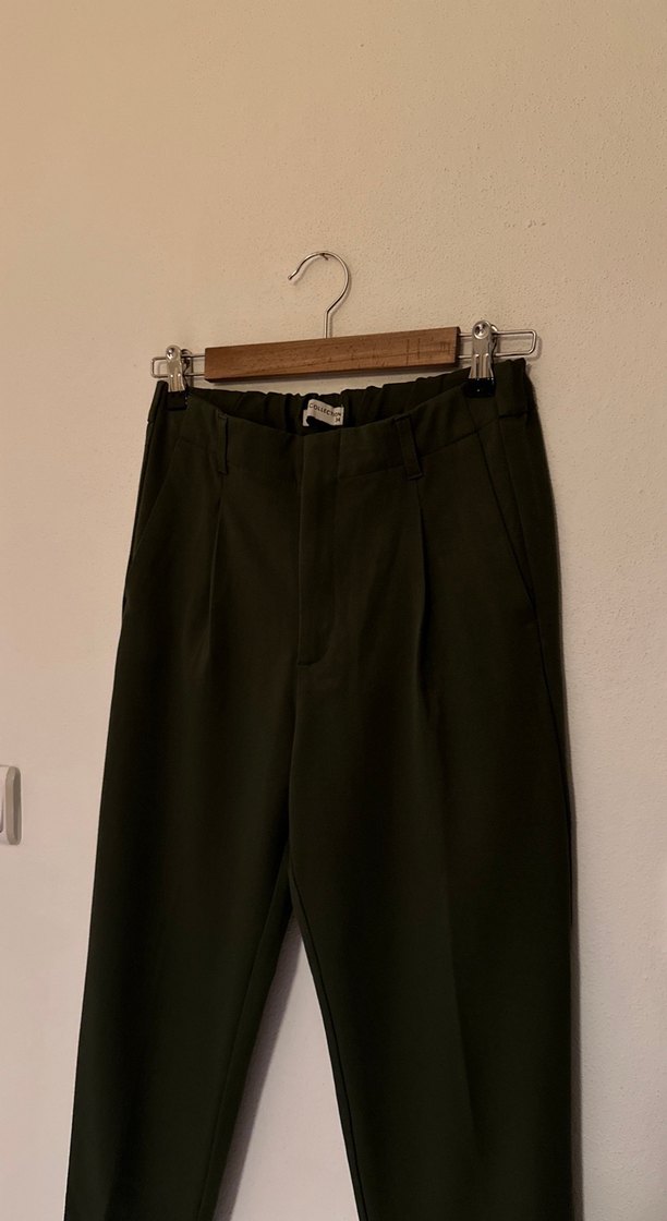 Kadın Koyu Yeşil Kumaş Pilili Midi Havuç Kesim Kumaş Pantolon - Görsel 2