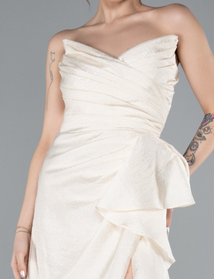 Beyaz Drapeli Uzun Straplez Nişan Elbisesi - Görsel 3