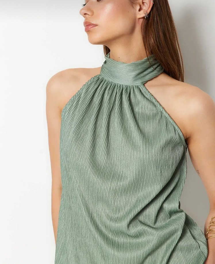 Kadın Açık Yeşil Kolsuz Yüksek Yakalı Bluz - Görsel 2