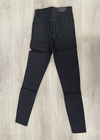 34 Beden siyah Renk Stradivarius Kadın Siyah Çizgili Pilili Denim Pantolon