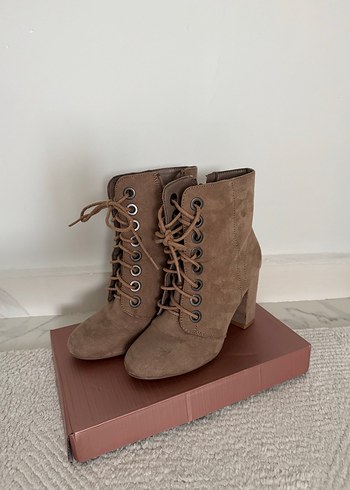 Bej Süet Bağcıklı Kadın Bot - Görsel 2