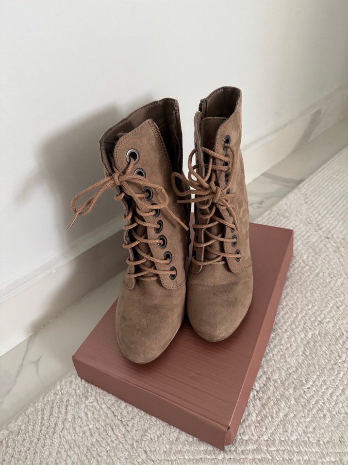 Bej Süet Bağcıklı Kadın Bot - Görsel 3