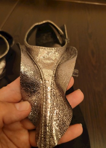 38 Beden Stradivarius Parlak Yılan Desenli Kadın Sandalet