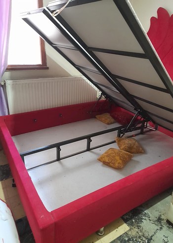 Parlak Kırmızı yatak - Görsel 4