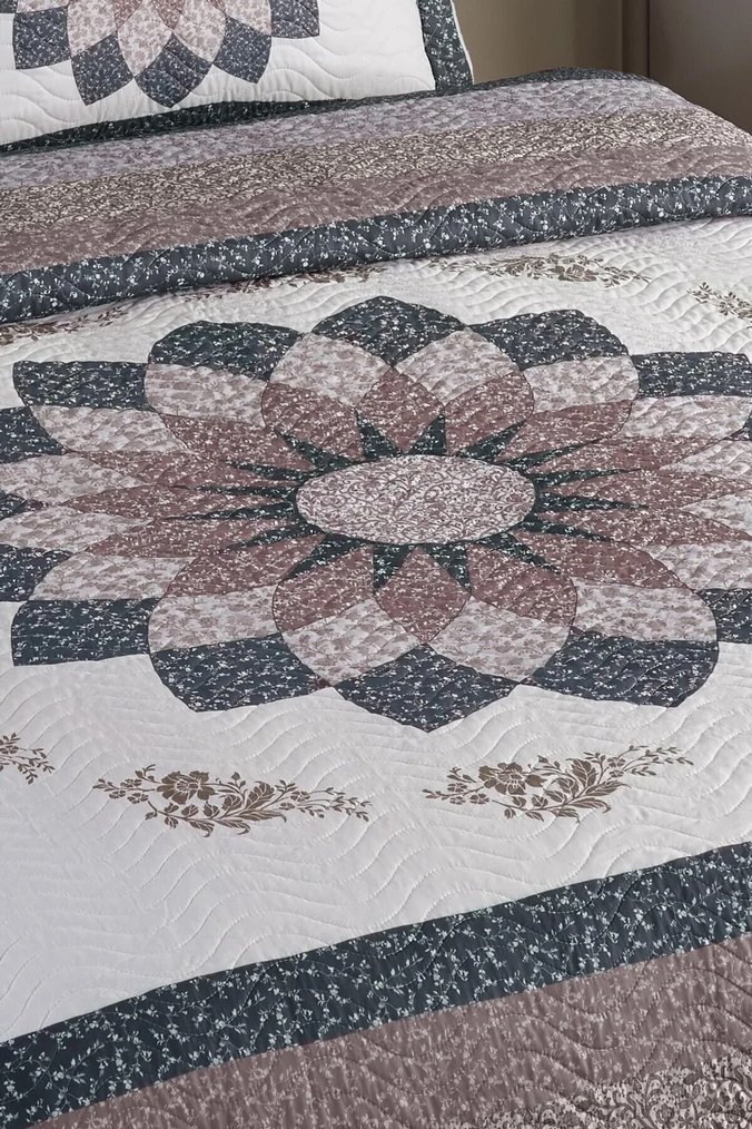 Gri Çiçek Desenli Yatak Örtüsü - Görsel 3