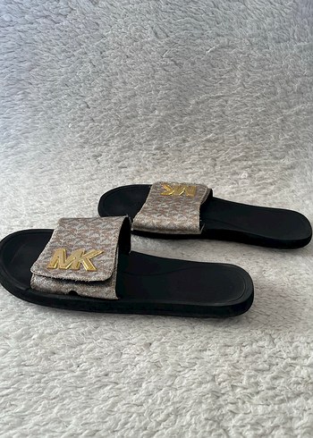 MK Logolu Siyah Tabanlı Kadın Terlik - Görsel 3