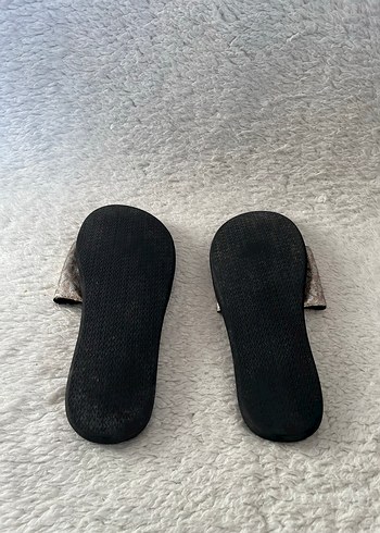 MK Logolu Siyah Tabanlı Kadın Terlik - Görsel 4