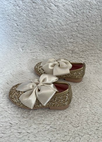 Parlak Altın Fiyonk Detaylı Kız Babet - Görsel 3