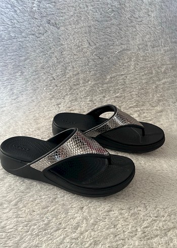 Crocs W9 Gri Yılan Desenli Dolgu Topuklu Kadın Terlik - Görsel 2