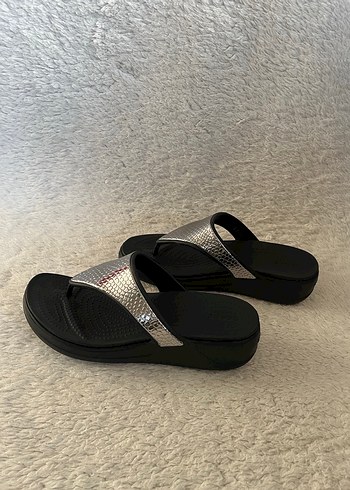 Crocs W9 Gri Yılan Desenli Dolgu Topuklu Kadın Terlik - Görsel 3