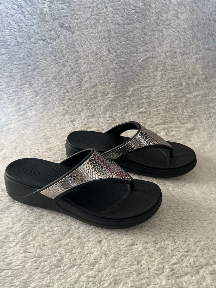 Crocs W9 Gri Yılan Desenli Dolgu Topuklu Kadın Terlik - Görsel 2