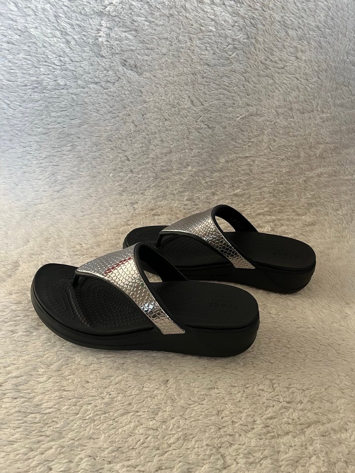 Crocs W9 Gri Yılan Desenli Dolgu Topuklu Kadın Terlik - Görsel 3