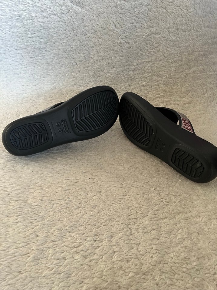 Crocs W9 Gri Yılan Desenli Dolgu Topuklu Kadın Terlik - Görsel 5