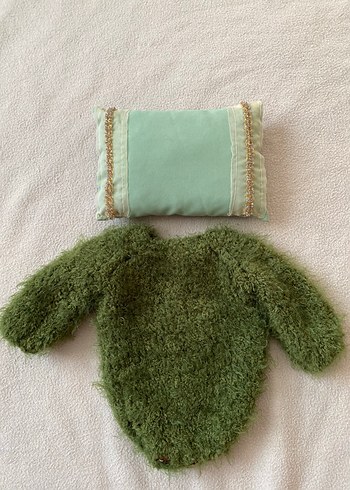 Pastel Yeşil Yastık ve Peluş Bebek Kıyafeti