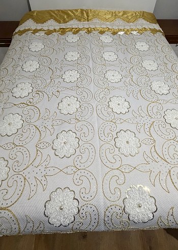 İşlemeli Beyaz Parlak Yatak Örtüsü - Görsel 2