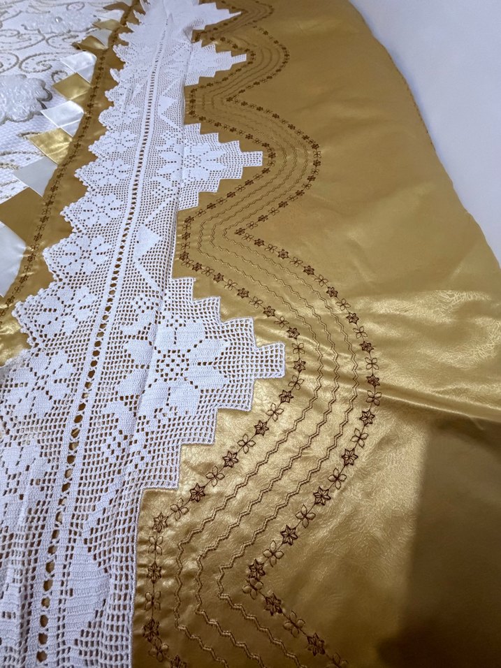 İşlemeli Beyaz Parlak Yatak Örtüsü - Görsel 4