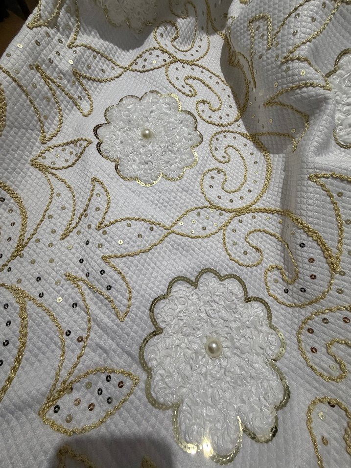 İşlemeli Beyaz Parlak Yatak Örtüsü - Görsel 5