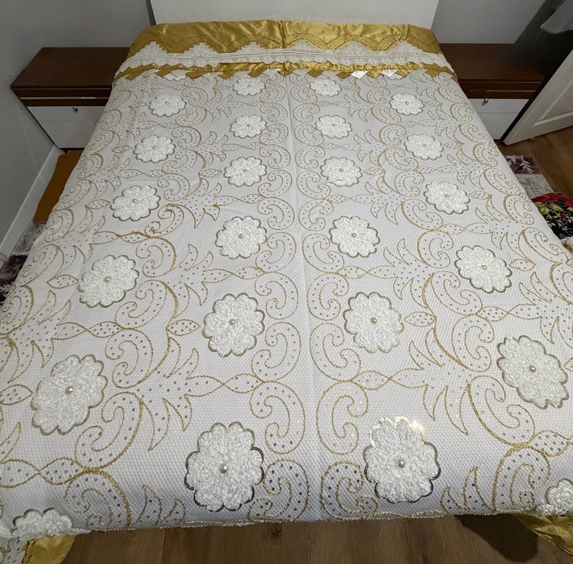 İşlemeli Beyaz Parlak Yatak Örtüsü - Görsel 2