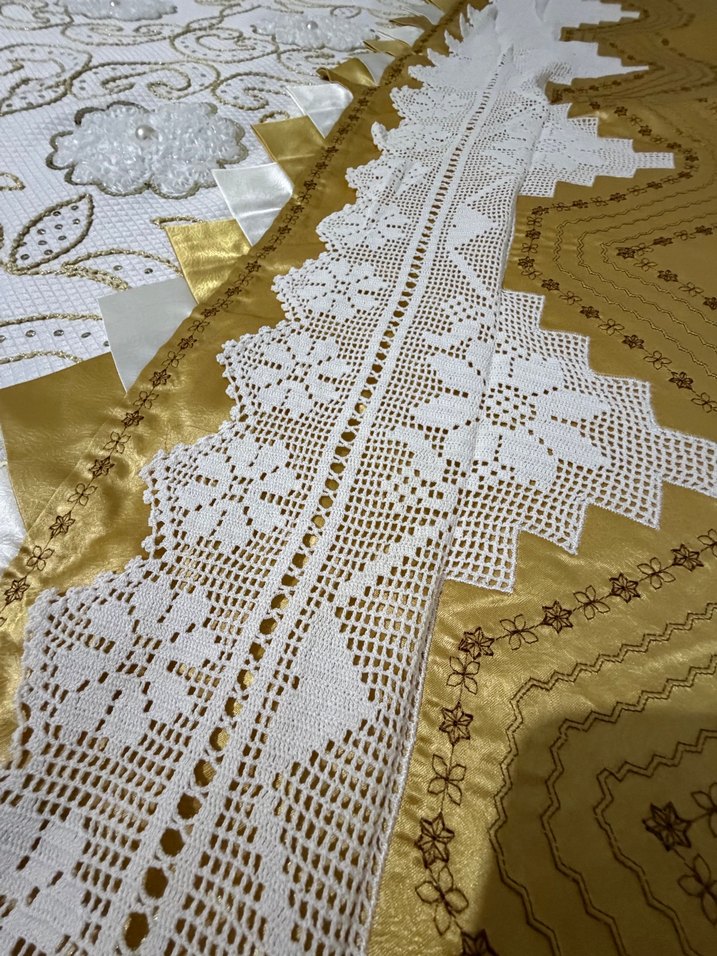 İşlemeli Beyaz Parlak Yatak Örtüsü - Görsel 3