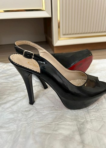 38 Beden Klasik Siyah Tokalı Stiletto