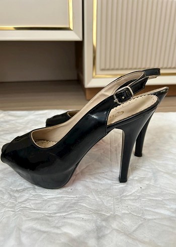 Klasik Siyah Tokalı Stiletto