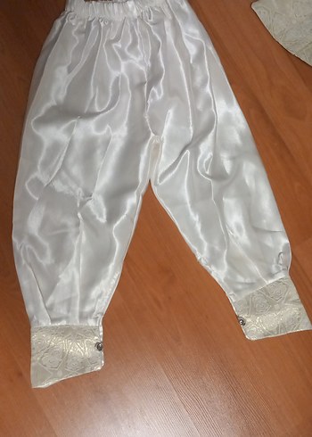 İşlemeli Beyaz Düğmeli Erkek Çocuk Takımı - Görsel 6