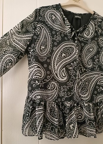 siyah beyaz şekilli fırfırlı transparan kollu bluz - Görsel 3