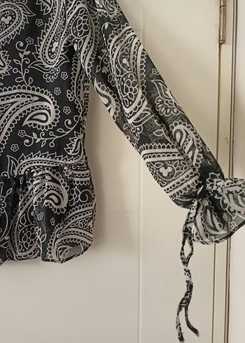 siyah beyaz şekilli fırfırlı transparan kollu bluz - Görsel 4