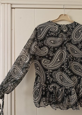 siyah beyaz şekilli fırfırlı transparan kollu bluz - Görsel 10